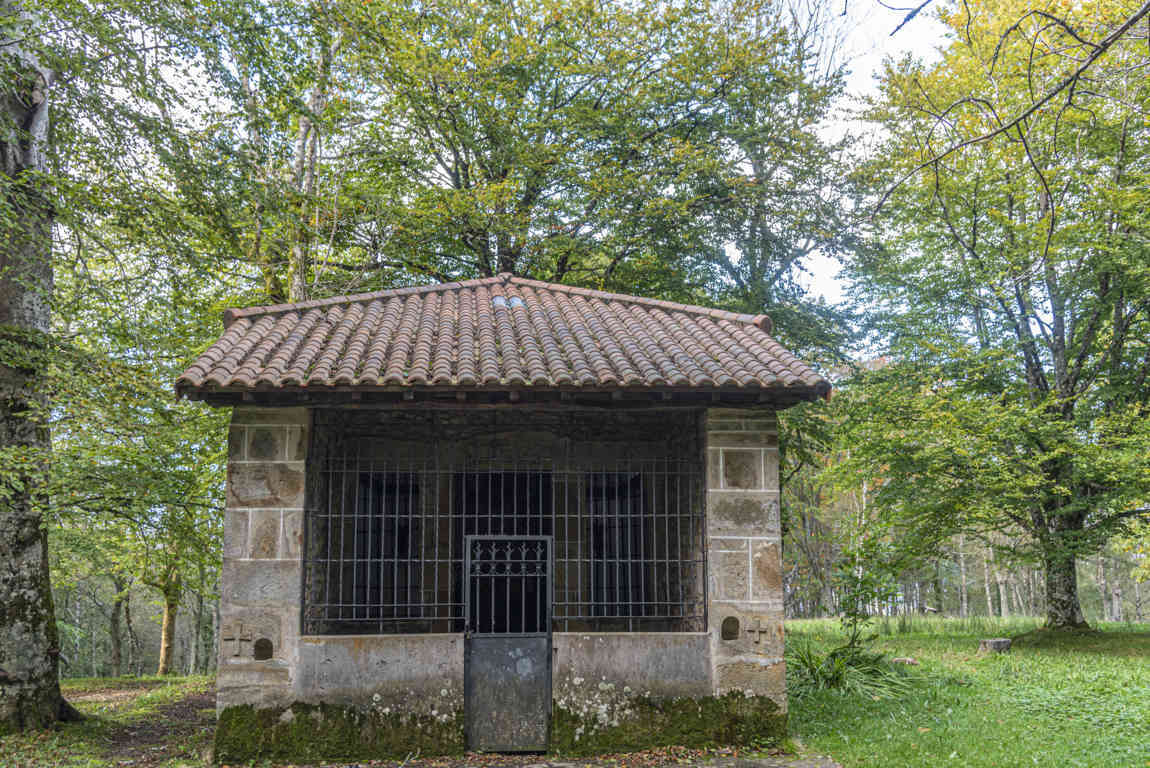 Vizcaya - parque natural de Urkiola 14 - ermita del Santo Cristo.jpg